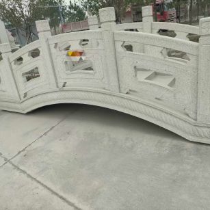 石嘴山芝麻白拱桥，石桥