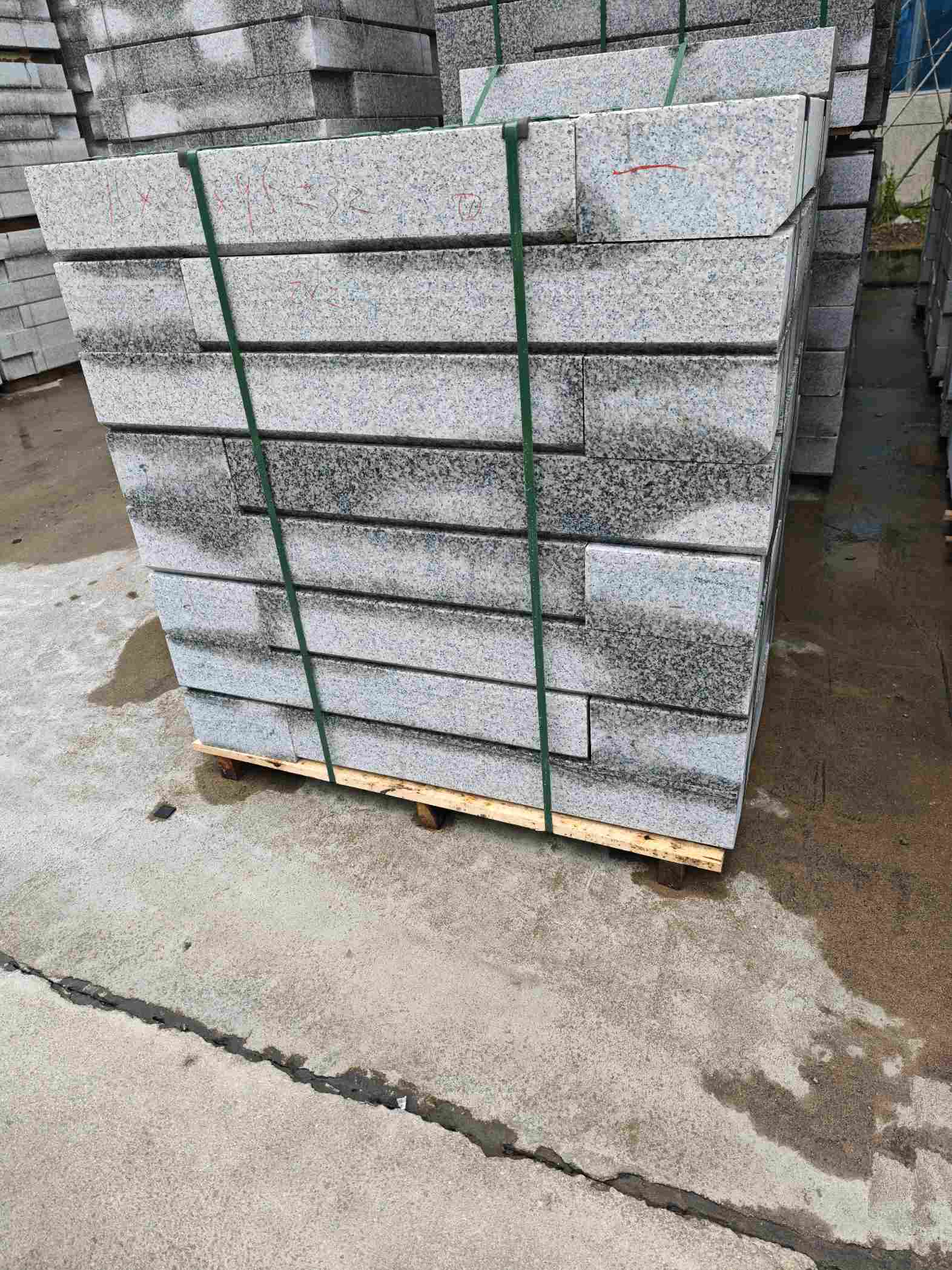 石嘴山芙蓉白路牙石，马路牙子