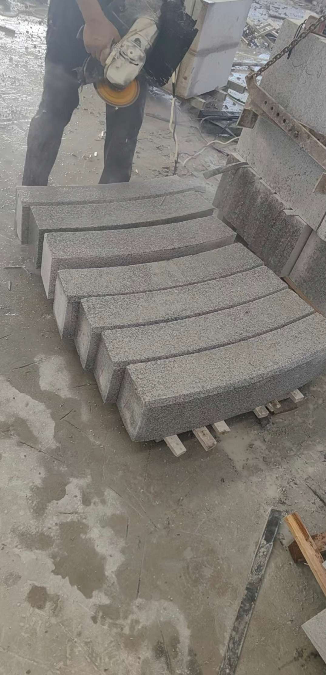 石嘴山芝麻白弧形路牙石
