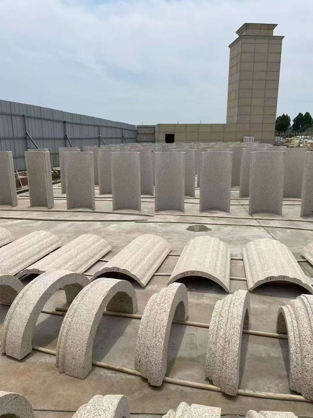 石嘴山黄金麻别墅柱皮 异形 线条定制